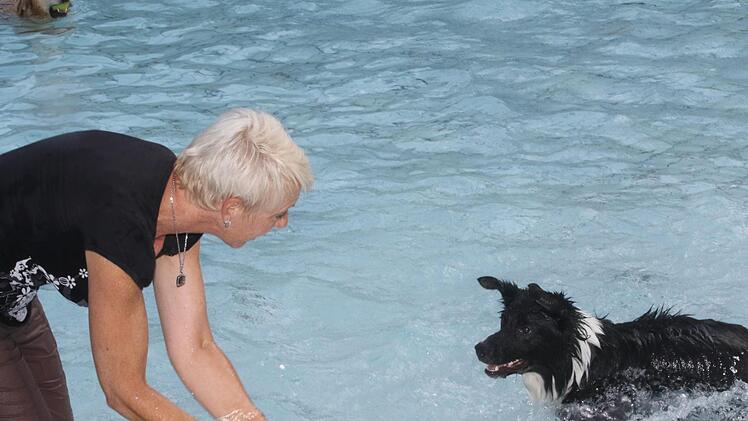 Wasserspiele: Liane Schmidt mit ihrem Charly.Wolfgang Desombre