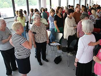 Die Besucher des "Lorenga"-Vortrags konnten unter Anleitung der Lorenga-Lehrerinnen Brigitte Hauck (links) und Loretta Steinhäuser (mit Mikrofon) die Methode selbst  ausprobieren.  Foto: Jürgen Gärtner