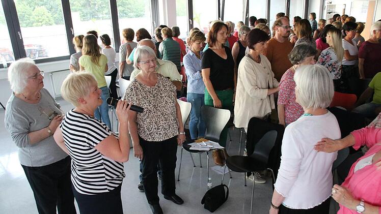 Die Besucher des "Lorenga"-Vortrags konnten unter Anleitung der Lorenga-Lehrerinnen Brigitte Hauck (links) und Loretta Steinhäuser (mit Mikrofon) die Methode selbst  ausprobieren.  Foto: Jürgen Gärtner
