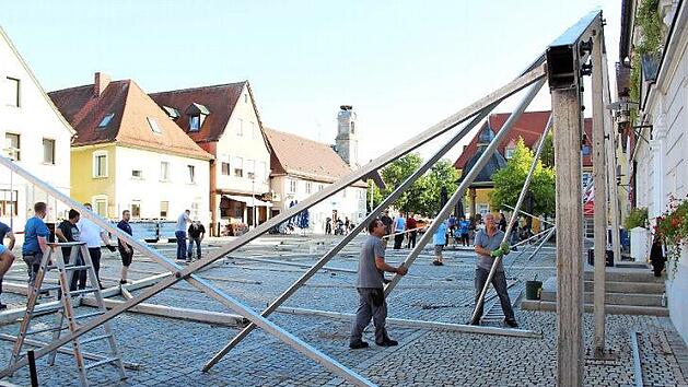 Der Zeltmeister gab am Mittwochabend das Kommando beim Aufbau auf dem Marktplatz.  Foto: Andreas Dorsch
