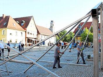 Der Zeltmeister gab am Mittwochabend das Kommando beim Aufbau auf dem Marktplatz.  Foto: Andreas Dorsch