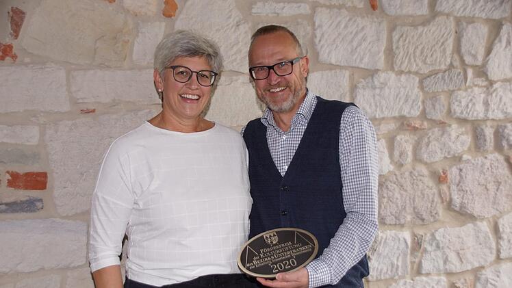 Andrea und Olaf Ernst strahlen. Die Plakette des Förderpreises soll im Eingangsbereich der alten Brauerei einen Ehrenplatz erhalten.