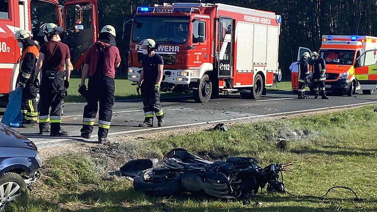 Auto und Motorrad frontal kollidiert