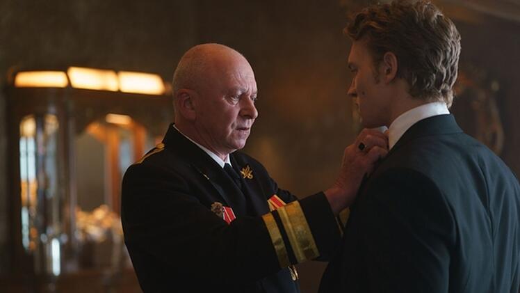 In Russland wird Ilya(Connor Storrie, links)von seinem Vater (Yaroslav Poverlo) unter Druck gesetzt