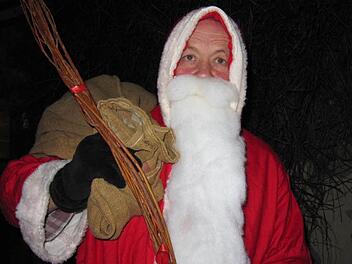 Mit Rauschebart und rotem Mantel: Josef Hetzel  wird heute  große und kleine Kinder besuchen. Foto: Monika Schütz