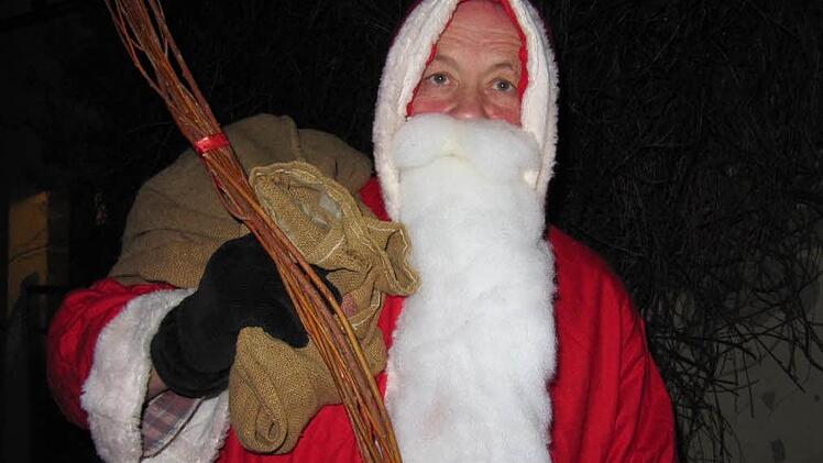 Mit Rauschebart und rotem Mantel: Josef Hetzel  wird heute  große und kleine Kinder besuchen. Foto: Monika Schütz