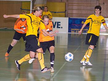 Der SV Reitsch (orange Trikots) geht als Favorit ins Frauenturnier. Das Bild zeigt eine Szene aus einem Spiel gegen die Spvg Eicha, die am Sonntag jedoch nicht mit von der Partie sein wird.Foto: Archiv/Heinrich Weiß