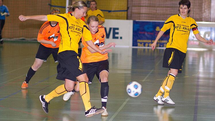 Der SV Reitsch (orange Trikots) geht als Favorit ins Frauenturnier. Das Bild zeigt eine Szene aus einem Spiel gegen die Spvg Eicha, die am Sonntag jedoch nicht mit von der Partie sein wird.Foto: Archiv/Heinrich Weiß