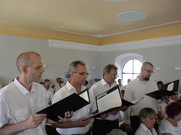 Die vier Vir-Cantus-Sänger Joachim Schuhmann, Otto Seubert, Helmut Zeiler (der im August verstorben ist) und Dominik Ignatzek (von links) im Kreis der übrigen Sänger bei der Aufnahme der DVD im Juli Fotos: privat
