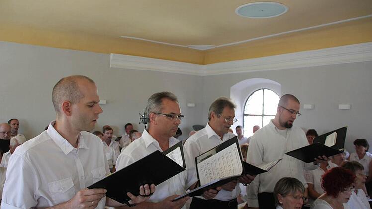Die vier Vir-Cantus-Sänger Joachim Schuhmann, Otto Seubert, Helmut Zeiler (der im August verstorben ist) und Dominik Ignatzek (von links) im Kreis der übrigen Sänger bei der Aufnahme der DVD im Juli Fotos: privat