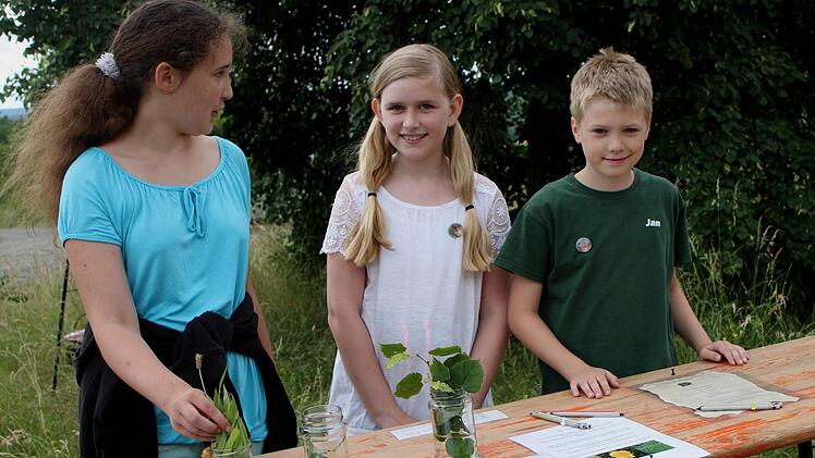 Kathleen, Sina und Jan (von links) mit ihren Pflanzen und Rezepten aus der "Hexenküche".