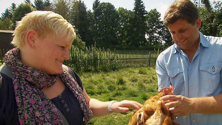 Ursula und Ralf mit einem Huhn. Foto: RTL "Alle Infos zu "Bauer sucht Frau" im Special bei RTL.de: www.rtl.de/cms/sendungen/bauer-sucht-frau.html