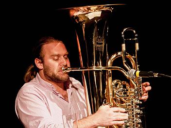 Tubist Andreas Martin Hofmeir stellte sich im "Schwarzen Bären" in Beiersdorf auch als Autor vor.Foto: Jochen Berger