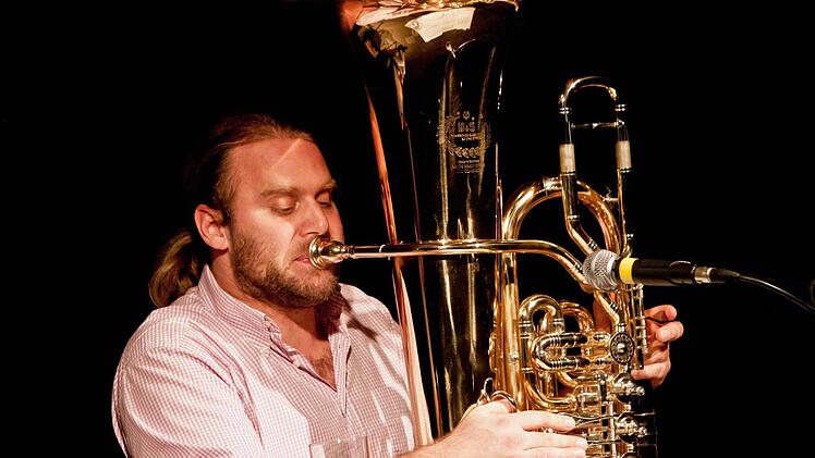 Tubist Andreas Martin Hofmeir stellte sich im "Schwarzen Bären" in Beiersdorf auch als Autor vor.Foto: Jochen Berger