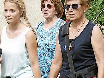 Schier unverwüstlich ist Margarethe Neeb (rechts), die sich als Vorbeterin der Wallfahrt mittlerweile von Enkelin Judith (links) unterstützen lässt. Dahinter (Mitte) Lore Schumm, die vor 19 Jahren mit dafür sorgte, dass die "eingeschlafene" Neuschleichacher Vierzehnheiligen-Wallfahrt wiederbelebt wurde. Nächstes Jahr steht die 20. Wallfahrt an.