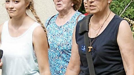 Schier unverwüstlich ist Margarethe Neeb (rechts), die sich als Vorbeterin der Wallfahrt mittlerweile von Enkelin Judith (links) unterstützen lässt. Dahinter (Mitte) Lore Schumm, die vor 19 Jahren mit dafür sorgte, dass die "eingeschlafene" Neuschleichacher Vierzehnheiligen-Wallfahrt wiederbelebt wurde. Nächstes Jahr steht die 20. Wallfahrt an.