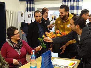 "Shukran" ist gleich "Danke" auf Arabisch: Als Dankeschön für die Einladung zum Herbstfest und die Aufmerksamkeit verschenkten die Flüchtlinge aus der Max-Reger-Straße Rosen an alle deutschen Gäste.