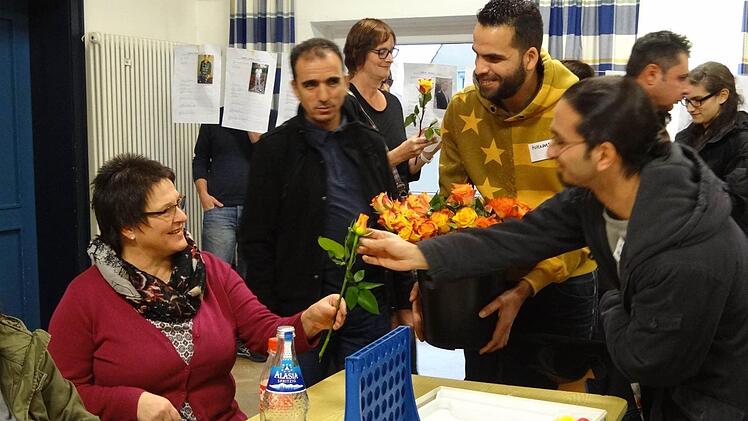 "Shukran" ist gleich "Danke" auf Arabisch: Als Dankeschön für die Einladung zum Herbstfest und die Aufmerksamkeit verschenkten die Flüchtlinge aus der Max-Reger-Straße Rosen an alle deutschen Gäste.