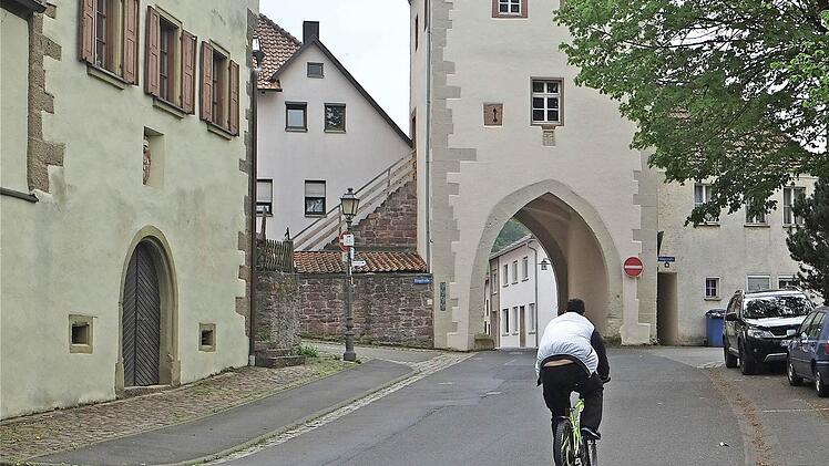 Die Gehwege am Euerdorfer Torhaus erhalten ein Kleinstein-Pflaster.  Foto: Gerd Schaar/Archiv