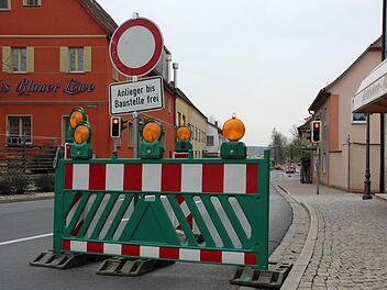 Hier ist vorerst Schluss. Vermutlich bis November dauert es, bis die neue Brücke steht.