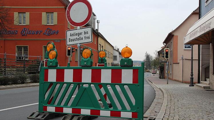 Hier ist vorerst Schluss. Vermutlich bis November dauert es, bis die neue Brücke steht.