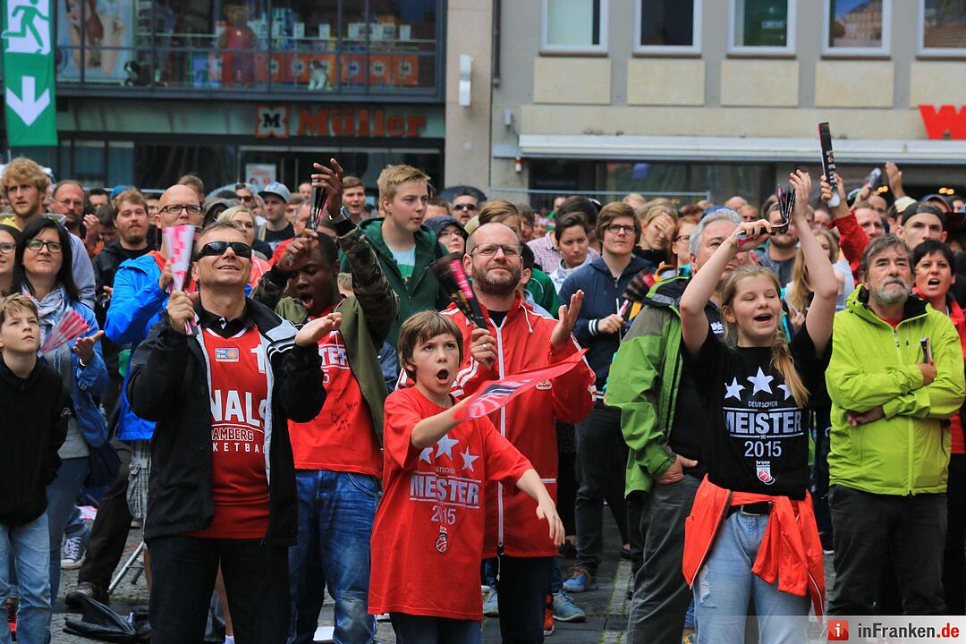 Bamberg feiert deutsche Basketballmeisterschaft im Regen