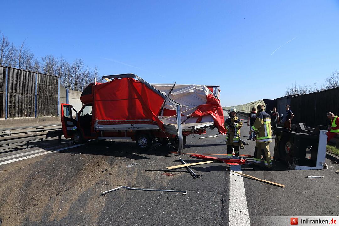 Kleintransporter zieht unvermittelt auf die linke Spur - Seat kracht auf der A70 ins Heck