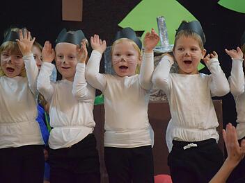 Bei "Unsre Katz' heißt Mohrle" zeigen die Kinder, wie gut sie Text und Choreografie eingeübt haben. Foto: Daniela Pondelicek