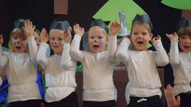 Bei "Unsre Katz' heißt Mohrle" zeigen die Kinder, wie gut sie Text und Choreografie eingeübt haben. Foto: Daniela Pondelicek