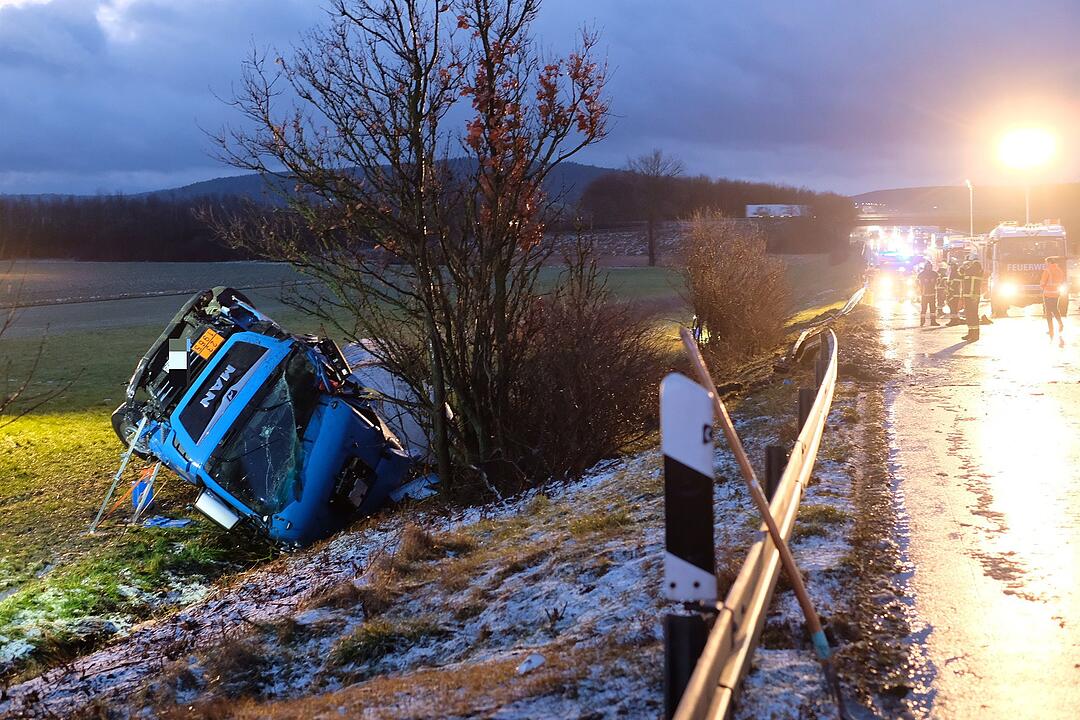 A9 bei Nürnberg: Gefahrengut-Lkw landet im Graben