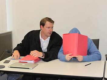 Bertram B. (rechts) kurz vor dem Urteilsspruch mit Verteidiger Vincent Burgert Foto: Stefan Fößel