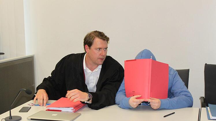 Bertram B. (rechts) kurz vor dem Urteilsspruch mit Verteidiger Vincent Burgert Foto: Stefan Fößel