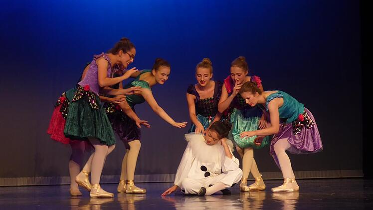 Die kessen Mädchen wecken den träumenden Pierrot (Bianca Nawar): Lea Grimm-Keßler, Lydia Daecke, Victoria Hofmann, Franziska Keller, Eva Müller und Romy Scherner. Foto: Gerhild Ahnert