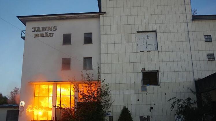 Bei der Vorbesprechung löste Georg Weinmann von Eventeffects/Professionelle Spezialeffekte bereits eine Probe-Explosion aus. Foto: Heike Schülein