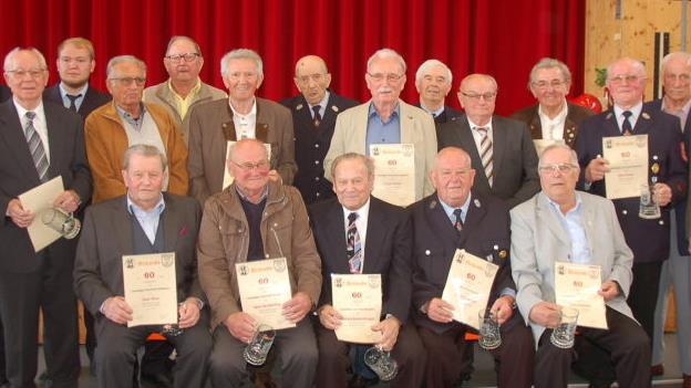 Verdiente Mitglieder wurden für 50 und 60 Jahre Mitgliedschaft bei der Freiwillilgen Feuerwehr Burglauer geehrt. Foto: Manfred Mellenthin