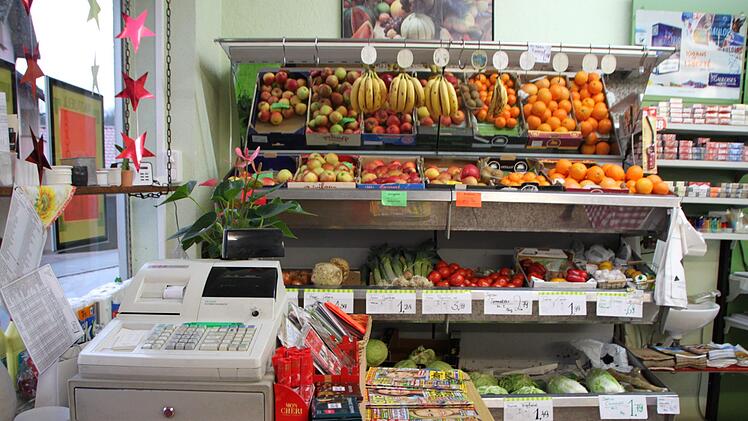Selbst eine Auswahl an frischem Obst und Gemüse halten die Plobners bereit. Foto: Ulrike Müller
