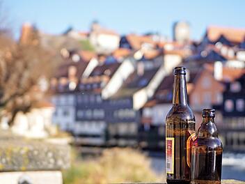 Ein Bier muss "mitnahmefähig" sein. Alles andere kann teuer für den Wirt werden. Hätten die Gäste außerhalb des Biergartens das Bier getrunken, hätten sie nicht gegen die Corona-Verordnung verstoßen. Foto: Bastian Sünkel
