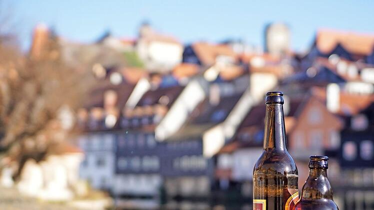 Ein Bier muss "mitnahmefähig" sein. Alles andere kann teuer für den Wirt werden. Hätten die Gäste außerhalb des Biergartens das Bier getrunken, hätten sie nicht gegen die Corona-Verordnung verstoßen. Foto: Bastian Sünkel