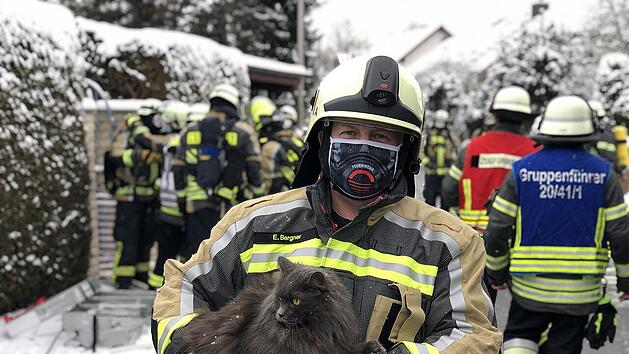 Wohnhausbrand in Adelsdorf - Feuerwehr rettet zwei Katzen