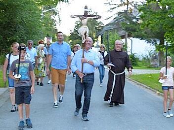 Eine Fackelwanderung führte von der Flurkapelle in Hinterrehberg zur Basilika Marienweiher.