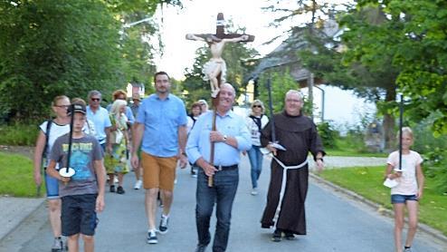 Eine Fackelwanderung führte von der Flurkapelle in Hinterrehberg zur Basilika Marienweiher.