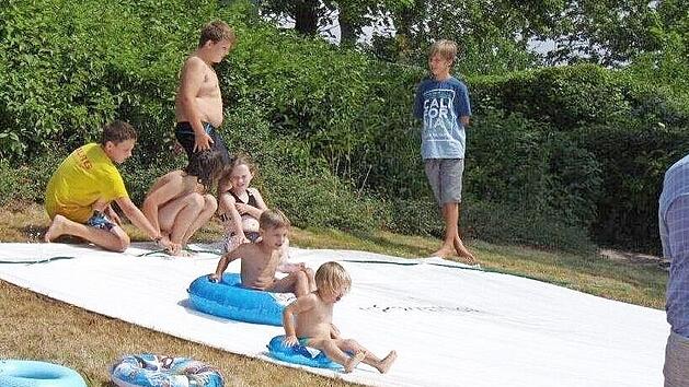 Die Wasserrutsche der DLRG ist besonders bei den ganz Kleinen beliebt.