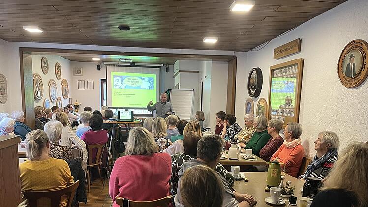 Referent Meyer zu Brickwedde beim Vortrag.