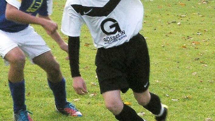 Marlon Braun (FV Schwarzenau/Stadtschwarzach) schirmt den Ball gekonnt vor dem Marktbreiter Marvin Endres ab. Foto: Krumpholz
