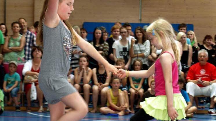 "Cha, cha, cha" vom Feinsten und toll präsentiert von Jasmin Reißig aus der ersten Klasse und Lea Kotschenreuther aus der 4b. Foto: Susanne Deuerling
