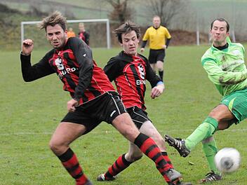 Entscheidend beim Abschluss gestört wird Ramsthals Alexander Unsleber (rechts) von den Reichenbachern Julian Hergenröther (links) und Christian Pickel. Foto: ssp