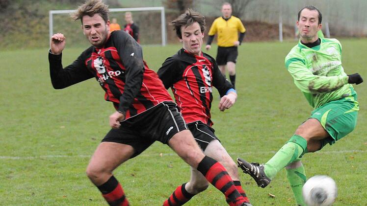 Entscheidend beim Abschluss gestört wird Ramsthals Alexander Unsleber (rechts) von den Reichenbachern Julian Hergenröther (links) und Christian Pickel. Foto: ssp