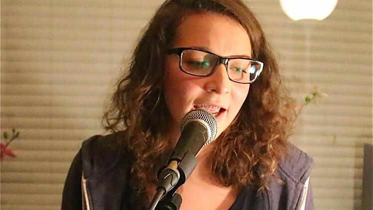 Magdalena Schatz liebt die weltweite Vielfalt der Musik und der Kulturen am Klavier.  Foto: Gerd Schaar