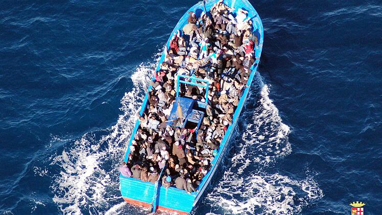 Begriffe wie die "Flut von Flüchtlingen" machen asylsuchende Menschen zu einer gesichtslosen Masse.  Foto: Italian Navy, dpa