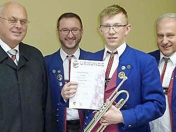 Maximilian Klug (2. von rechts) legte mit Bravour die Leistungsprüfung in Gold an der bayerischen Musikakademie ab. Mit ihm freuen sich (von links) Zweiter Bürgermeister Siegfried Weißerth, Kreisdirigent Roman Steiger und Vorsitzender Eugen Rebhan. Foto: Gerd Fleischmann
